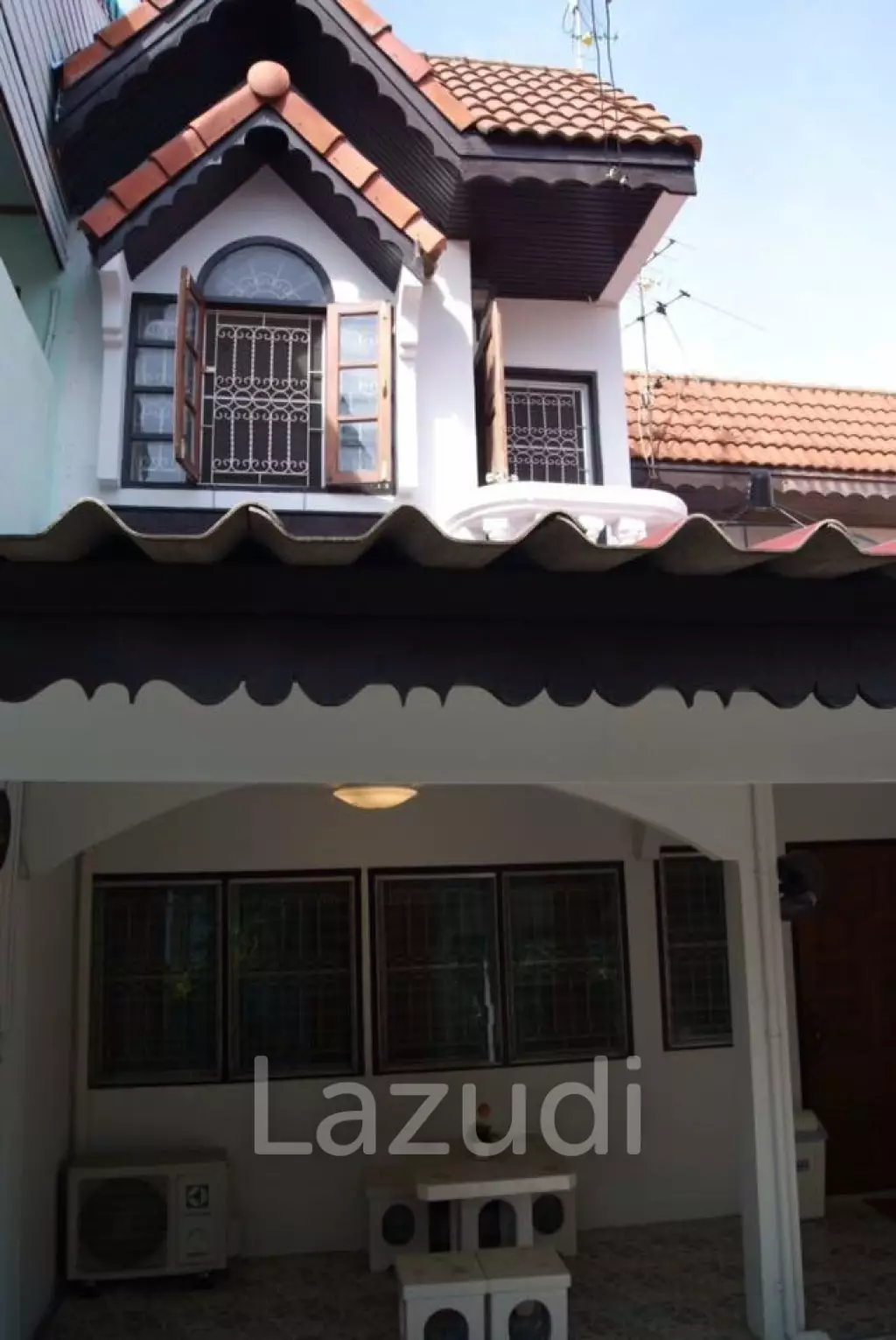 Twin houses near the electric train 500 meters, comfortable, safe, close to the market.