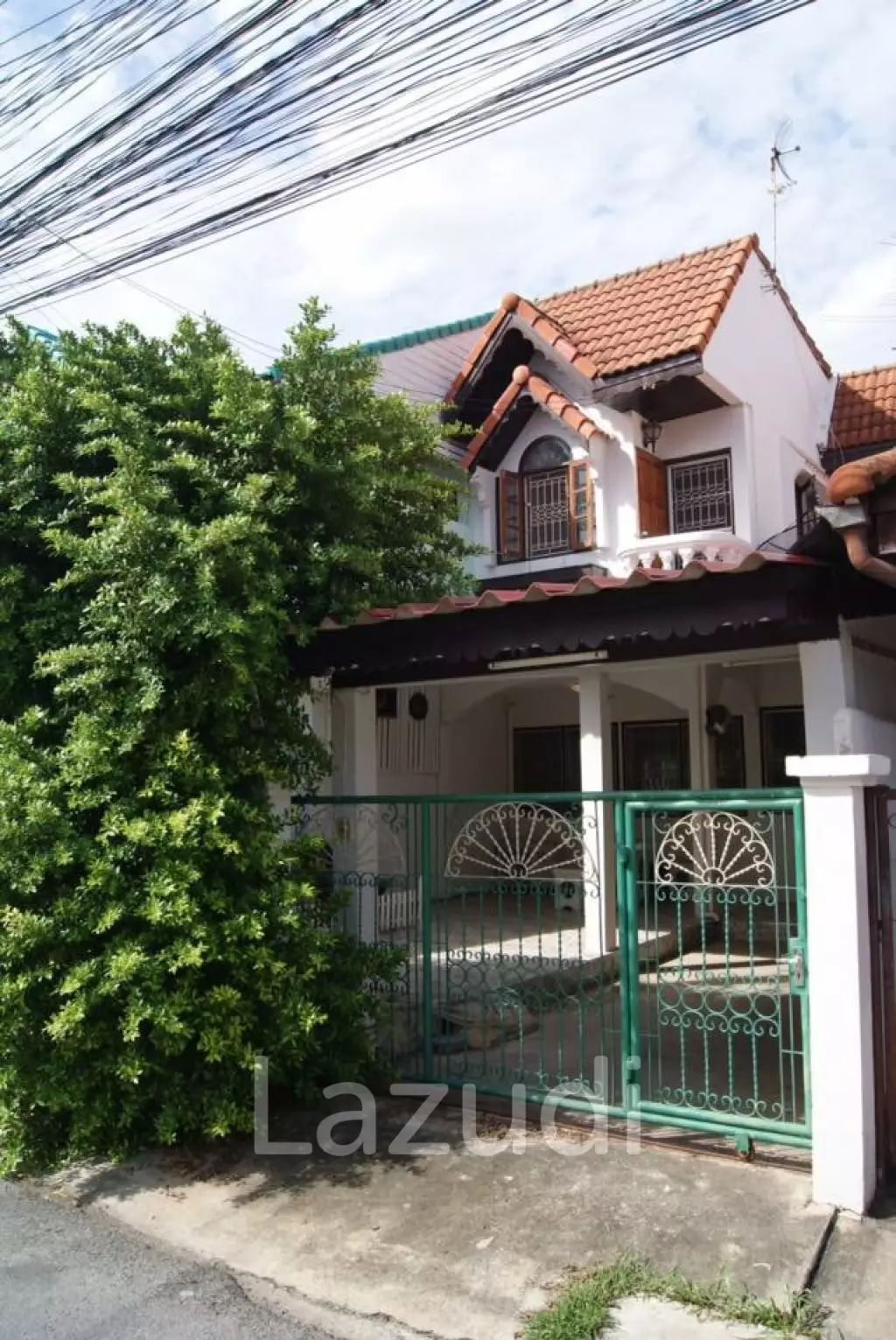 Twin houses near the electric train 500 meters, comfortable, safe, close to the market.