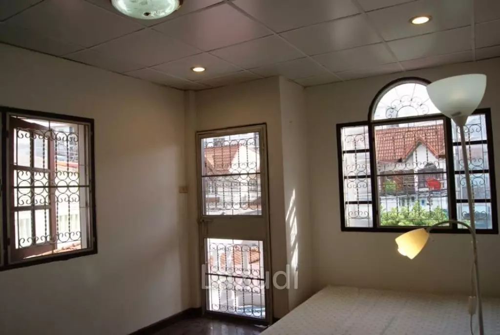 Twin houses near the electric train 500 meters, comfortable, safe, close to the market.