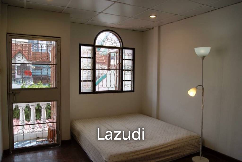 Twin houses near the electric train 500 meters, comfortable, safe, close to the market.