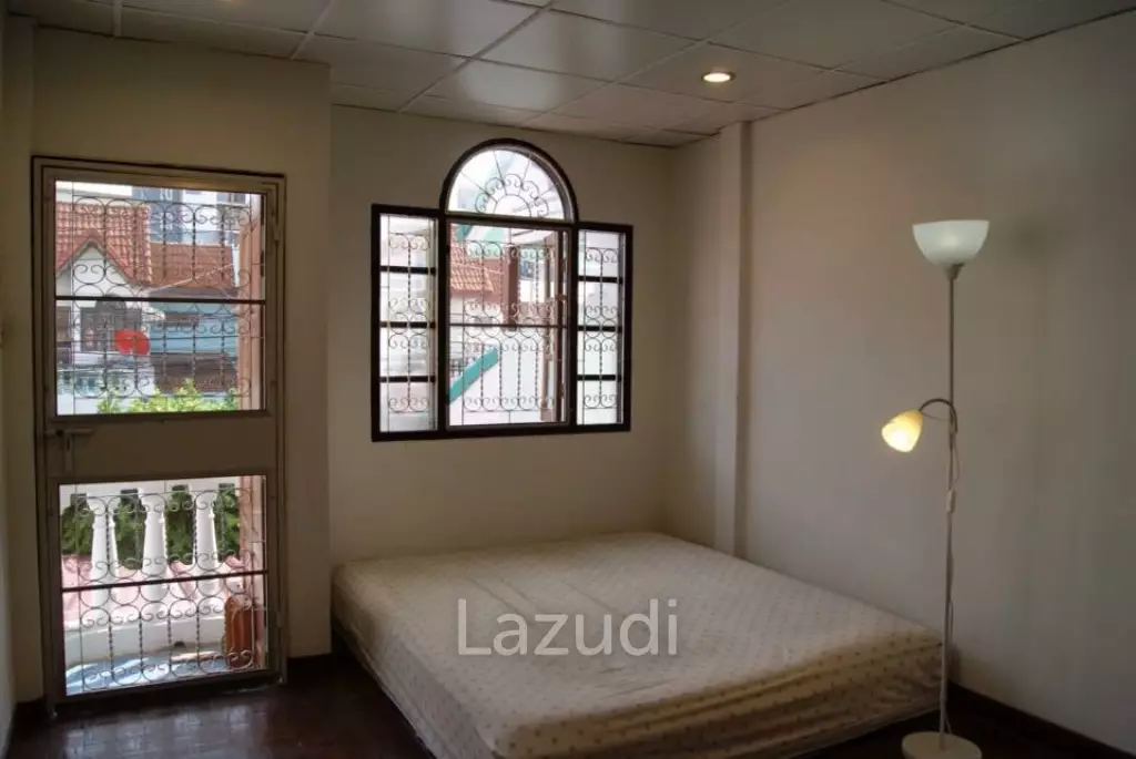 Twin houses near the electric train 500 meters, comfortable, safe, close to the market.