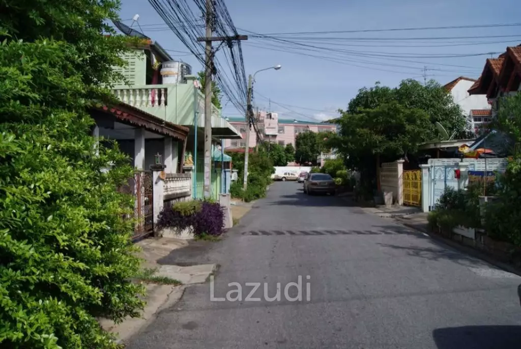 Twin houses near the electric train 500 meters, comfortable, safe, close to the market.