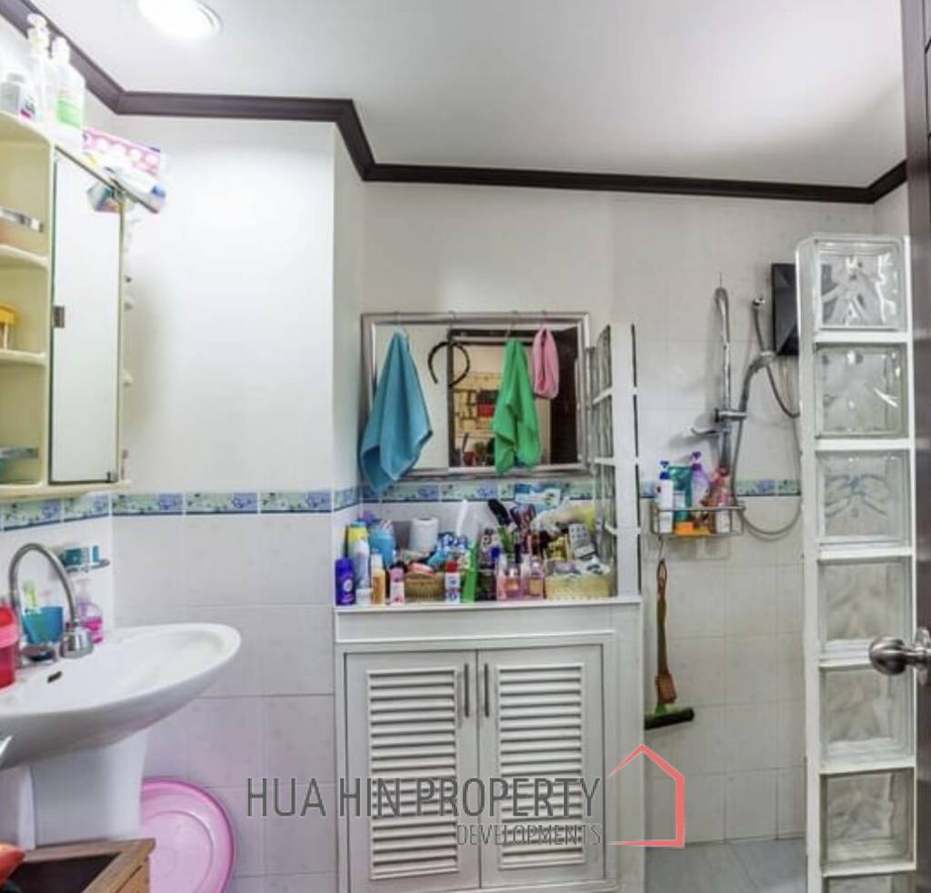 PALM HILL CONDO  : 2 bed on top floor