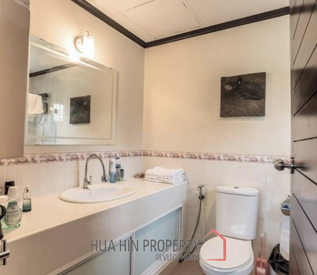 PALM HILL CONDO  : 2 bed on top floor