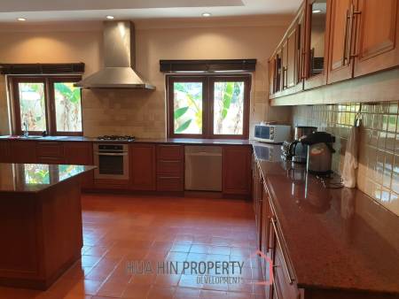 Large Entertaining Home On Golf Course With Memberships