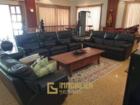 Large Entertaining Home On Golf Course With Memberships