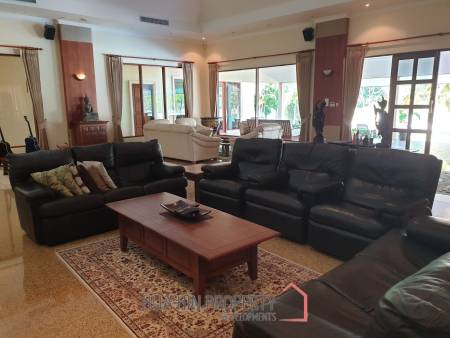 Large Entertaining Home On Golf Course With Memberships