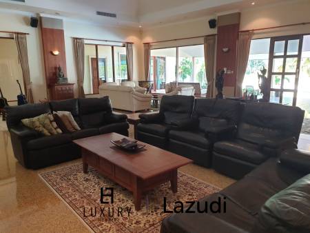 Large Entertaining Home On Golf Course With Memberships