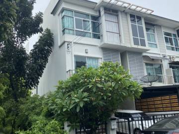 Hot Deal!! Very cheap townhome for sale near airport link Huamark station from 6.5 million to only 5.5 million baht!