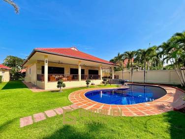 Crystal View: Große renovierte Villa mit 3 Schlafzimmern und Pool