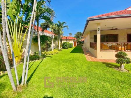 Crystal View: Große renovierte Villa mit 3 Schlafzimmern und Pool