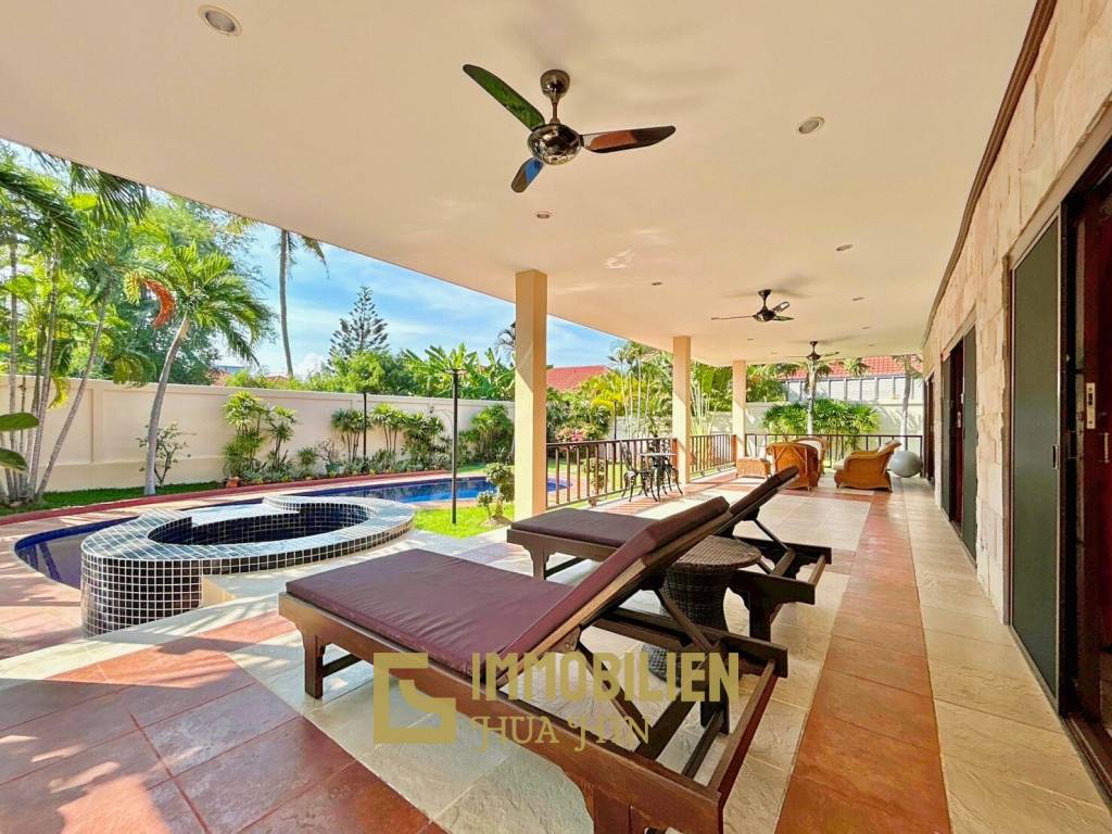 Crystal View: Große renovierte Villa mit 3 Schlafzimmern und Pool