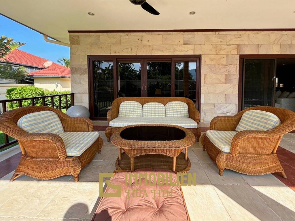 Crystal View: Große renovierte Villa mit 3 Schlafzimmern und Pool