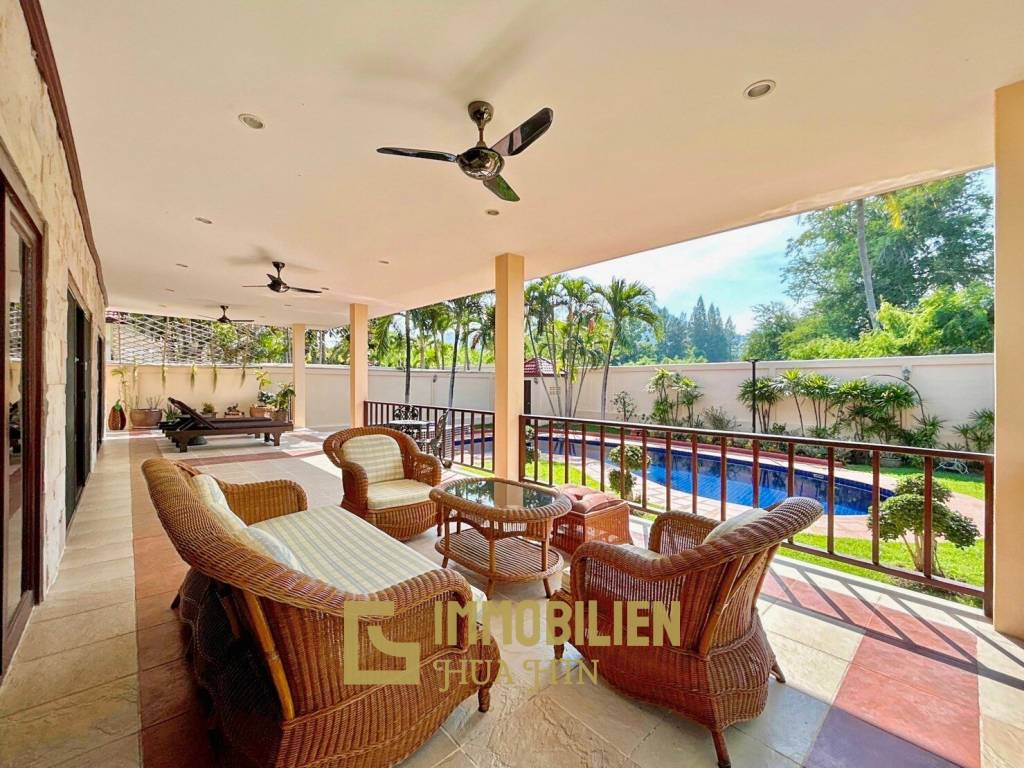 Crystal View: Große renovierte Villa mit 3 Schlafzimmern und Pool