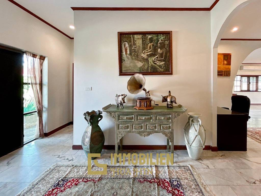 Crystal View: Große renovierte Villa mit 3 Schlafzimmern und Pool