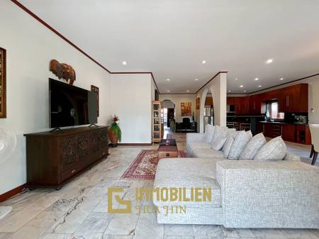 Crystal View: Große renovierte Villa mit 3 Schlafzimmern und Pool