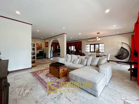 Crystal View: Große renovierte Villa mit 3 Schlafzimmern und Pool