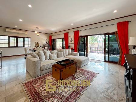 Crystal View: Große renovierte Villa mit 3 Schlafzimmern und Pool