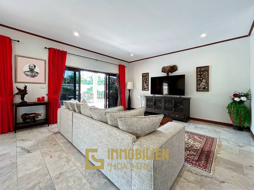 Crystal View: Große renovierte Villa mit 3 Schlafzimmern und Pool