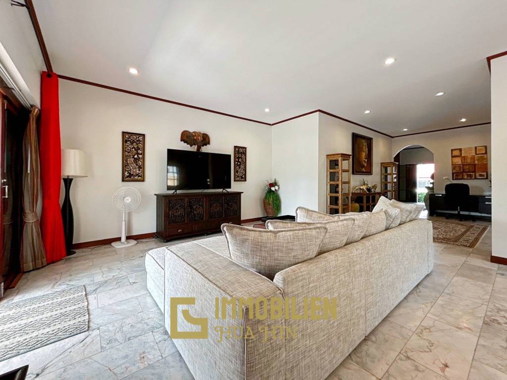 Crystal View: Große renovierte Villa mit 3 Schlafzimmern und Pool