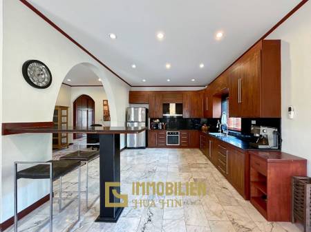 Crystal View: Große renovierte Villa mit 3 Schlafzimmern und Pool