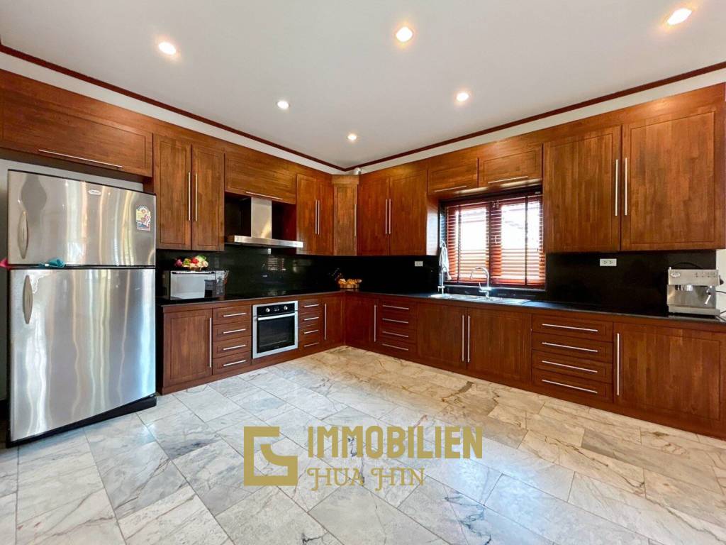 Crystal View: Große renovierte Villa mit 3 Schlafzimmern und Pool