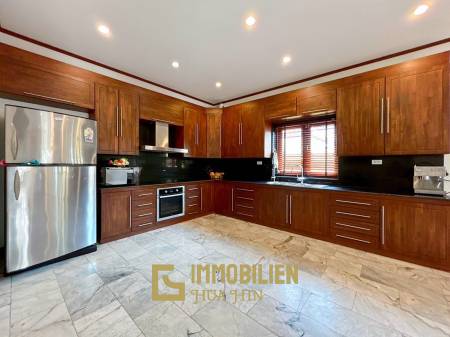 Crystal View: Große renovierte Villa mit 3 Schlafzimmern und Pool