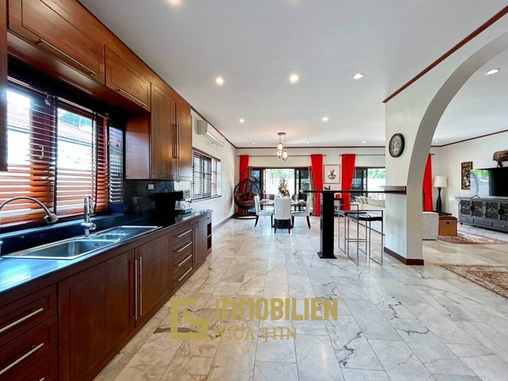 Crystal View: Große renovierte Villa mit 3 Schlafzimmern und Pool