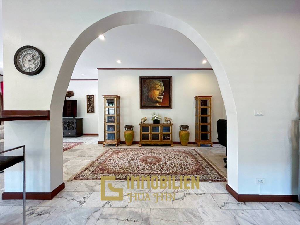 Crystal View: Große renovierte Villa mit 3 Schlafzimmern und Pool