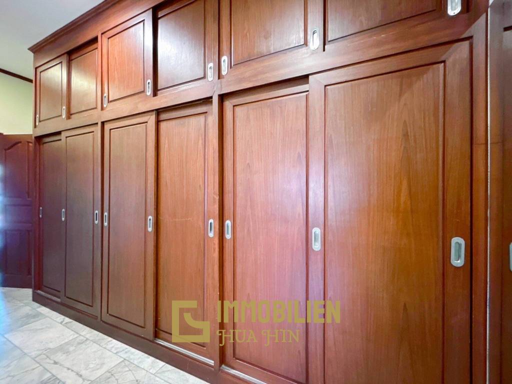 Crystal View: Große renovierte Villa mit 3 Schlafzimmern und Pool