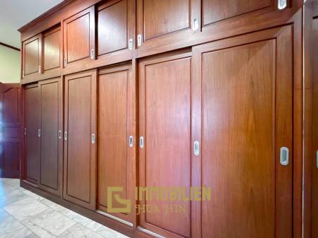 Crystal View: Große renovierte Villa mit 3 Schlafzimmern und Pool