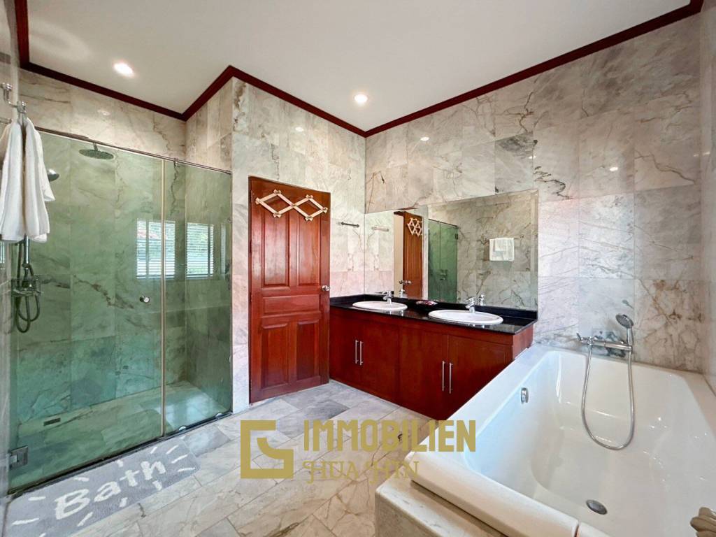 Crystal View: Große renovierte Villa mit 3 Schlafzimmern und Pool