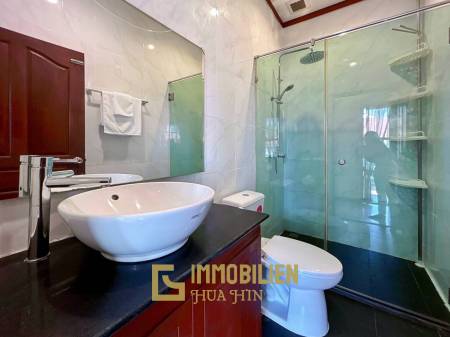 Crystal View: Große renovierte Villa mit 3 Schlafzimmern und Pool