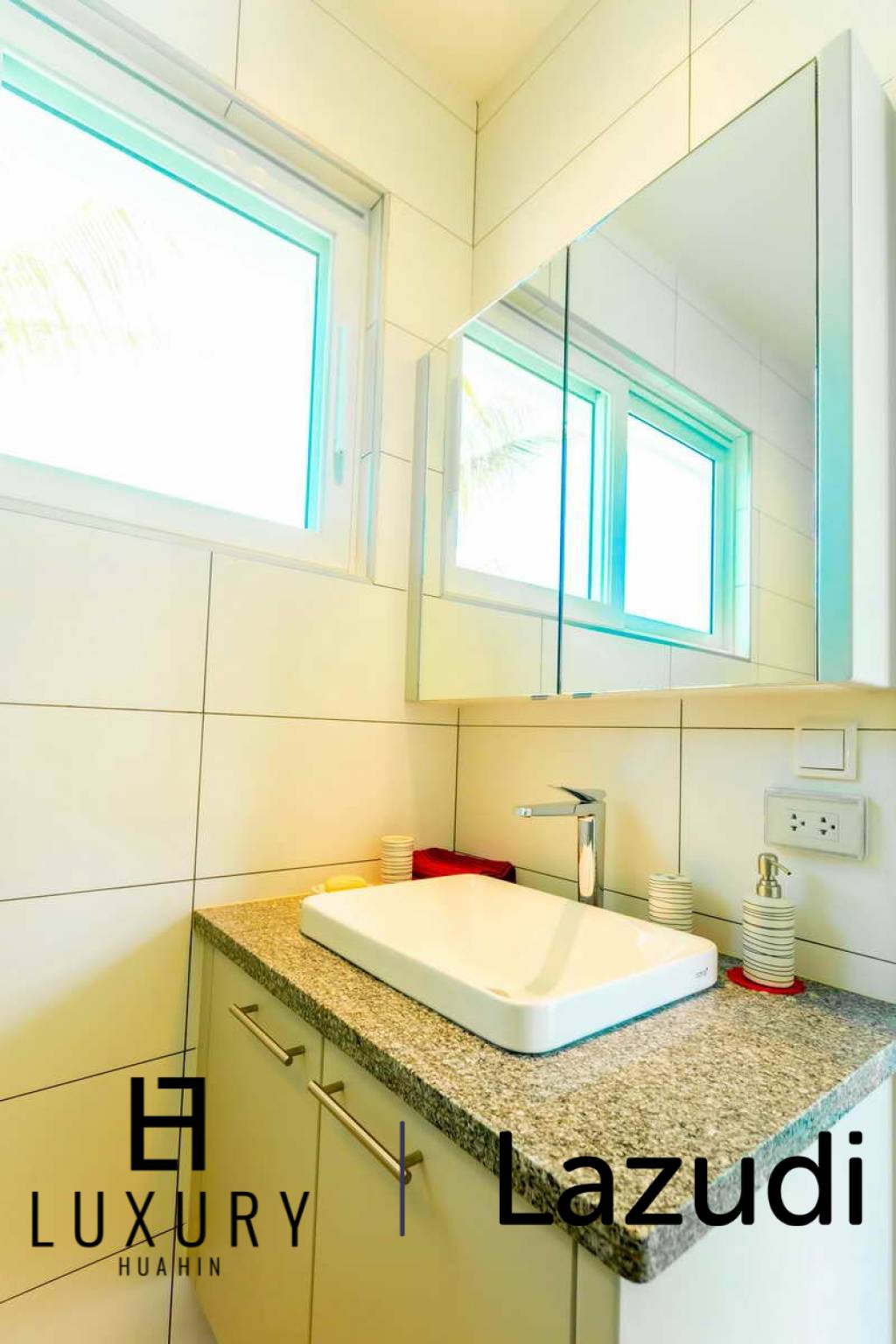 648 ตร.ม 3 เตียง 3 อาบน้ำ วิลล่า For ขาย