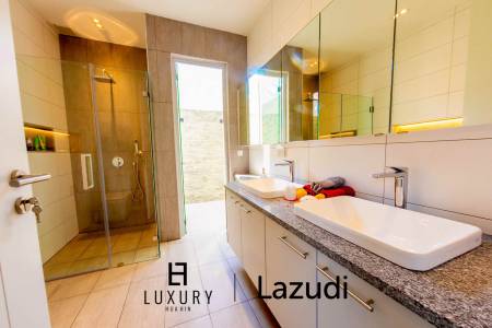 648 ตร.ม 3 เตียง 3 อาบน้ำ วิลล่า For ขาย