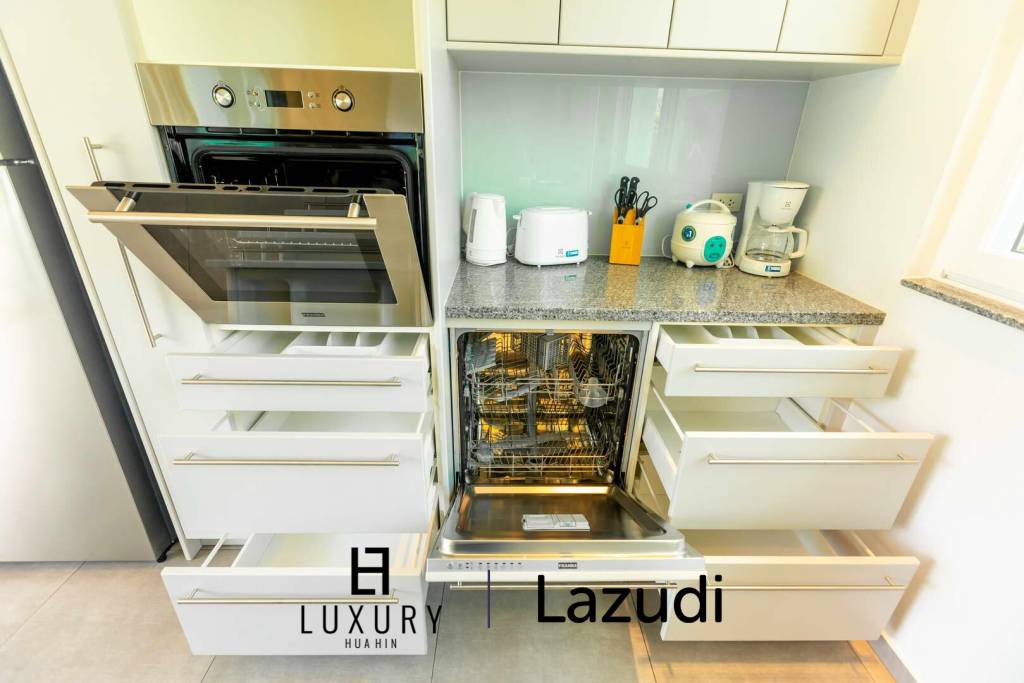 648 ตร.ม 3 เตียง 3 อาบน้ำ วิลล่า For ขาย