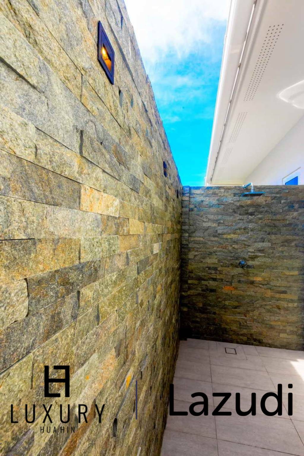 648 ตร.ม 3 เตียง 3 อาบน้ำ วิลล่า For ขาย