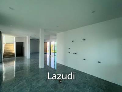 Luxury 2 storey 4 bed villa nr Black Mountain