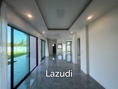 Luxury 2 storey 4 bed villa nr Black Mountain