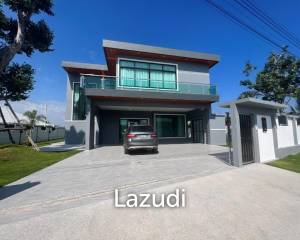 Luxury 2 storey 4 bed villa nr Black Mountain