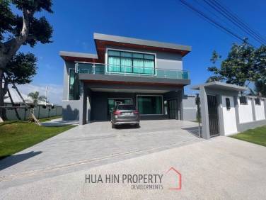 Luxury 2 storey 4 bed villa nr Black Mountain