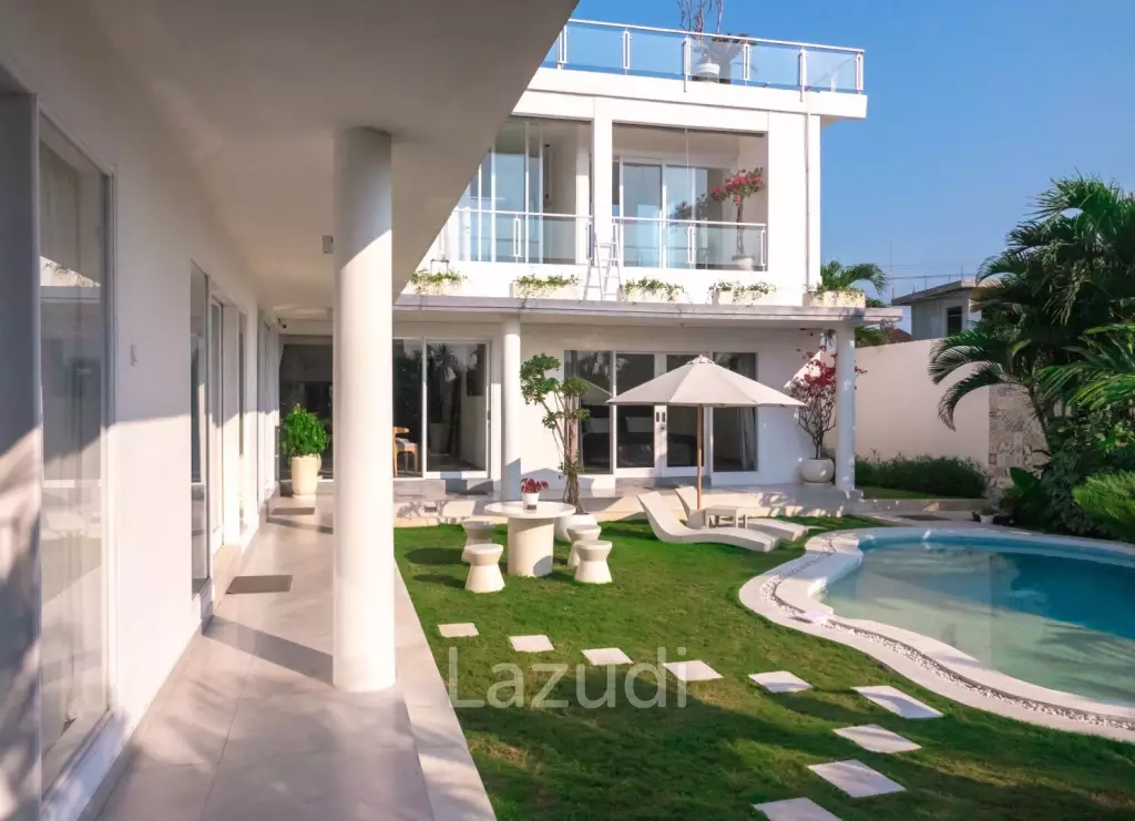 Spacious 4-Bedroom Villa with Rooftop Terrace – Kayu Tulang