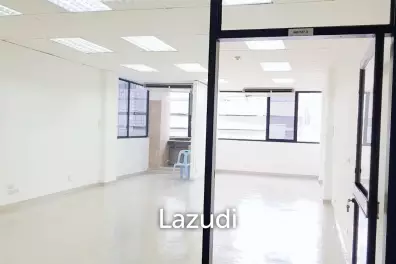 60 SQ.M Office at Charn Issara Tower 1