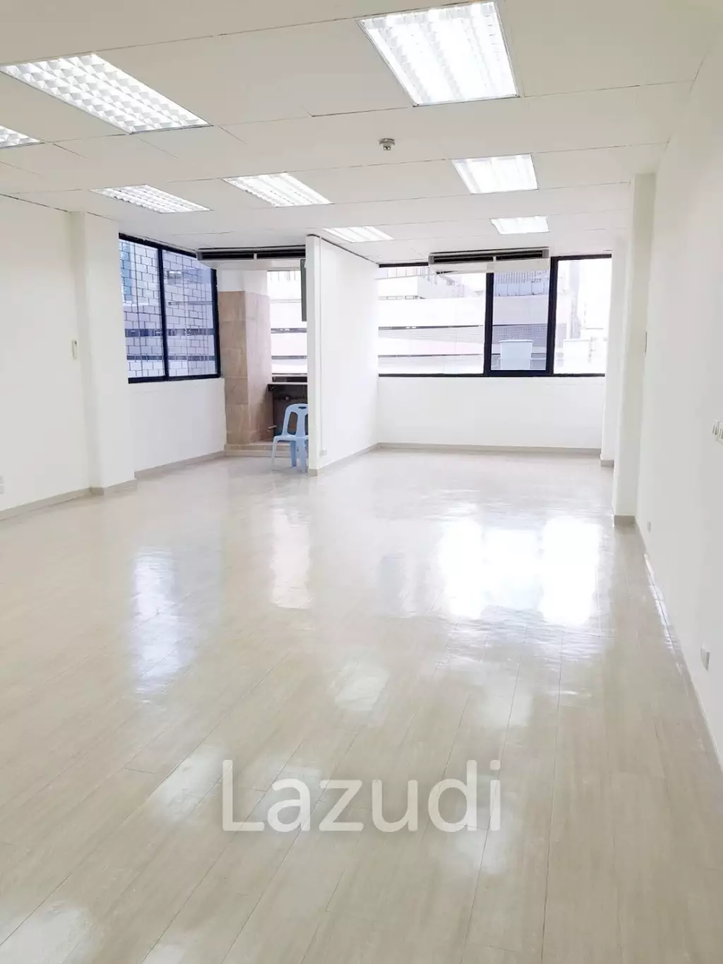 60 SQ.M Office at Charn Issara Tower 1