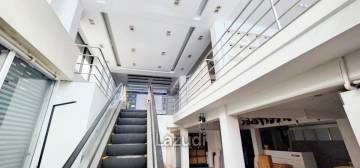 Retail space for rent in Klongthom