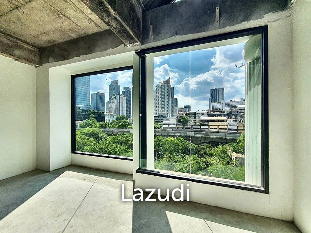 Retail area For rent at Chong Nonsi, Silom area