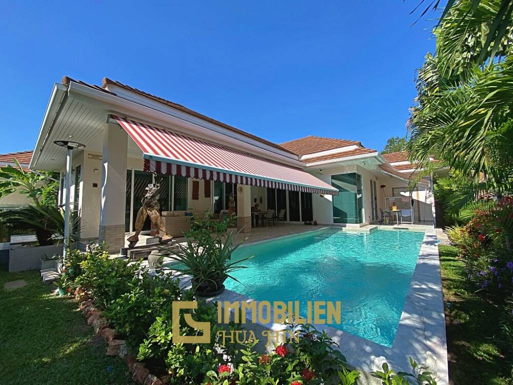 Woodlands Residence: Moderne Pool Villa mit 3 Schlafzimmern und 2 Bädern