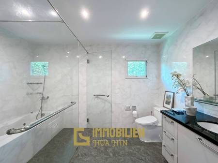 Black Mountain: 3 Schlafzimmer 3 Badezimmer Pool Villa