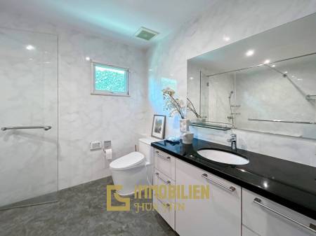 Black Mountain: 3 Schlafzimmer 3 Badezimmer Pool Villa