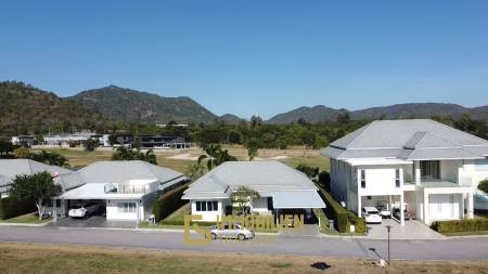 Black Mountain: 3 Schlafzimmer 3 Badezimmer Pool Villa